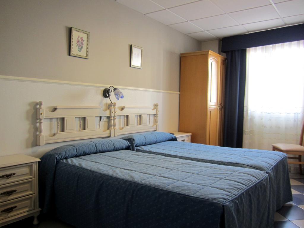 Hostal Linares Ribadeo Quarto foto
